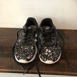 Nike girls size 1Y sneakers